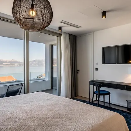Villa Luxe By The Sea-epic View Pool